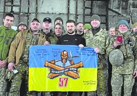 El presidente ucraniano, Volodímir Zelenski, se fotografía con los soldados en su visita a Bajmut.