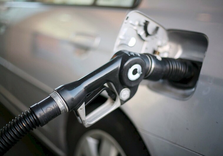Automovilista llena de combustible el depósito de su coche en una gasolinera de Los Angeles.