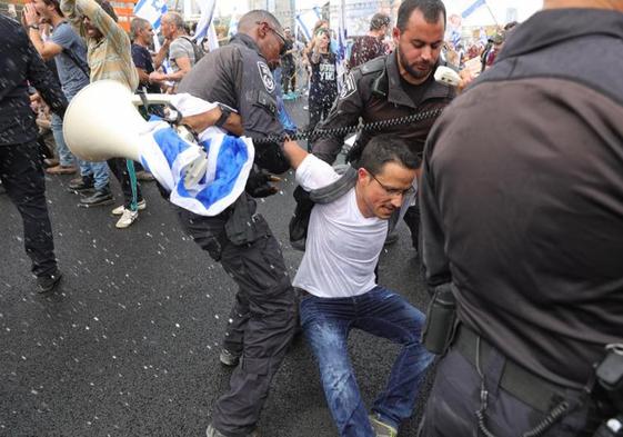 Agentes reducen a un manifestante este jueves en Jerusalén.