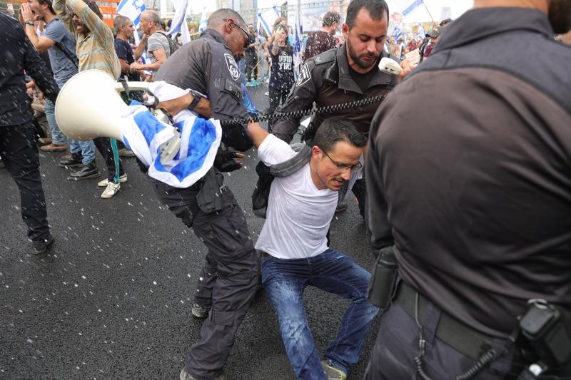 Agentes reducen a un manifestante este jueves en Jerusalén.