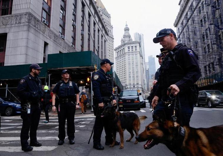 Vigilancia reforzada frente al Tribunal Penal de Manhattan.