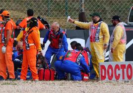 Los servicios médicos atienden a Pol Espargaró tras su accidente en Portimao.