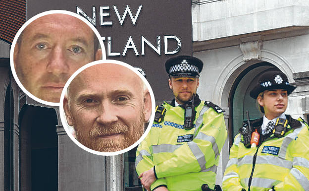 A la izquierda, David Carrick, y debajo Wayne Couzens, los dos agentes condenados por violación. En la imagen del fondo, agentes a la entrada de la sede de Scotland Yard.