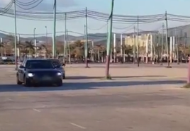 Fotograma donde se observa al menor al volante del coche.