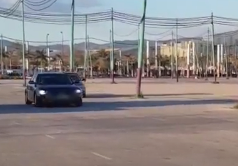 Fotograma donde se observa al menor al volante del coche.