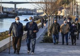 Un grupo de jubilados pasea por Bilbao.