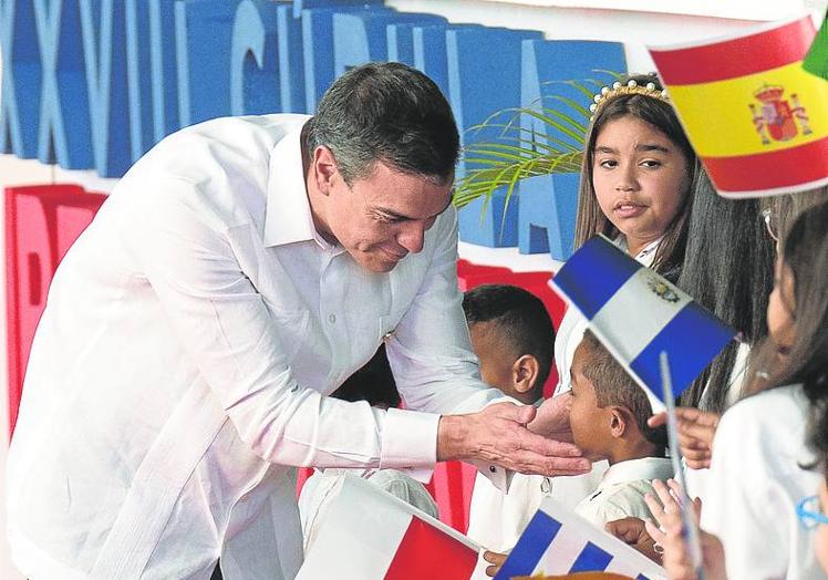 Pedro Sánchez saluda a un grupo de niños en la sede del cónclave.