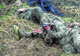 Voluntarios ucranianos participan en un ejercicio militar para civiles en Lviv, junto a la frontera de Polonia.