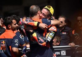 Pedro Acosta se abraza a un miembro de su equipo tras su triunfo en Portimao.