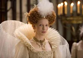 Cate Blanchett, con joyas de Diego Percossi Papi en 'Elizabeth: la edad de oro'.