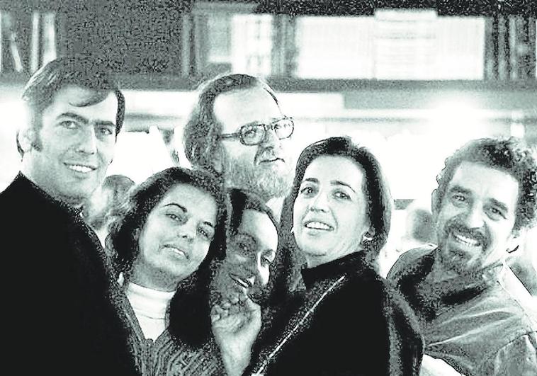 Amigos. Vargas Llosa y García Márquez, en los extremos, junto al también escritor José Donoso y las esposas de los tres.
