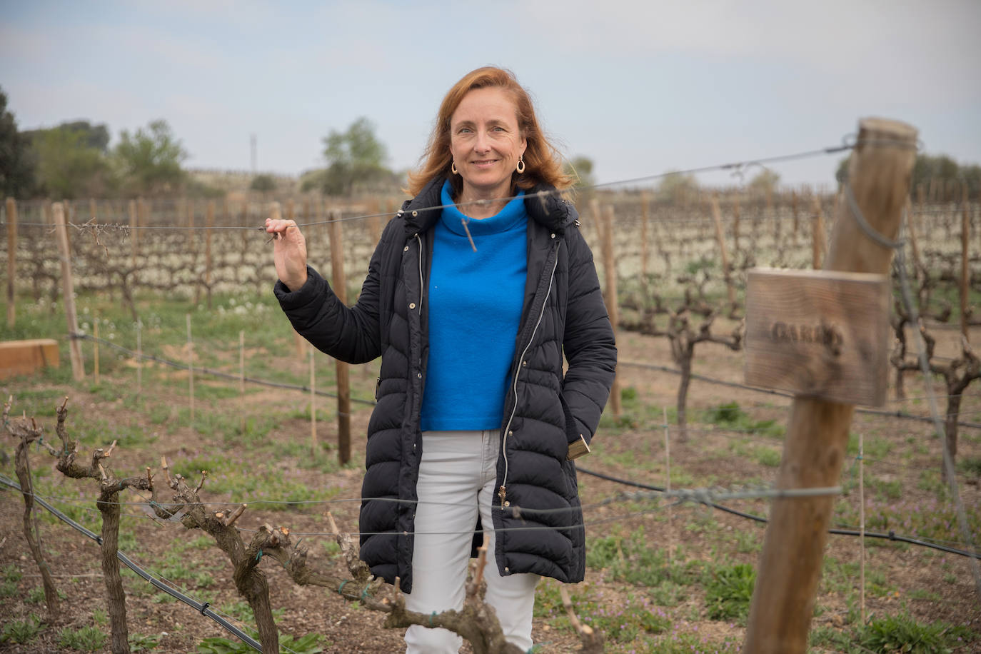 Mireia Torres, quinta generación de Familia Torres, posa en el jardín de variedades.