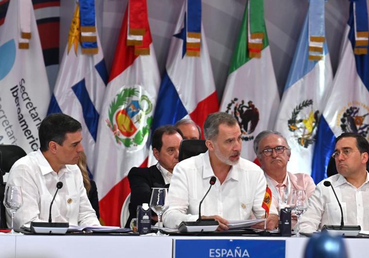 El rey Felipe VI, junto a Pedro Sánchez y el ministro español de Asuntos Exteriores, José Manuel Albares