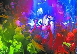 El consumo de alcohol y drogas asociado al ocio nocturno y a las relaciones sexuales casuales supone un serio riesgo para los jóvenes.