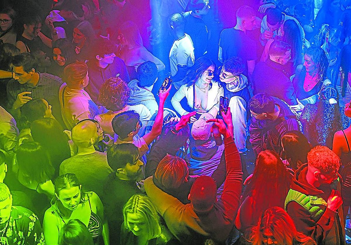 El consumo de alcohol y drogas asociado al ocio nocturno y a las relaciones sexuales casuales supone un serio riesgo para los jóvenes.