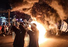 Protesta en Tel Aviv tras conocerse el cese del ministro de Defensa, Yoav Gallant