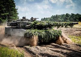 Soldados de la Bundeswehr alemana practican con un Leopard 2 A6 en el área de entrenamiento militar de Augustdorf