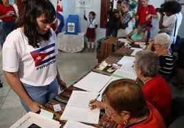 Una ciudadana vota en un colegio electoral de La Habana, en Cuba.