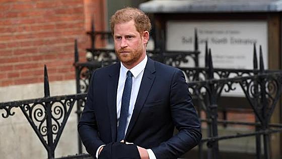 El príncipe Enrique comparece de forma inesperada en el juzgado real de Londres