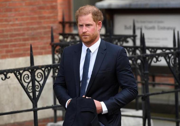 El príncipe Enrique al abandonar este lunes el juzgado real de Londres.