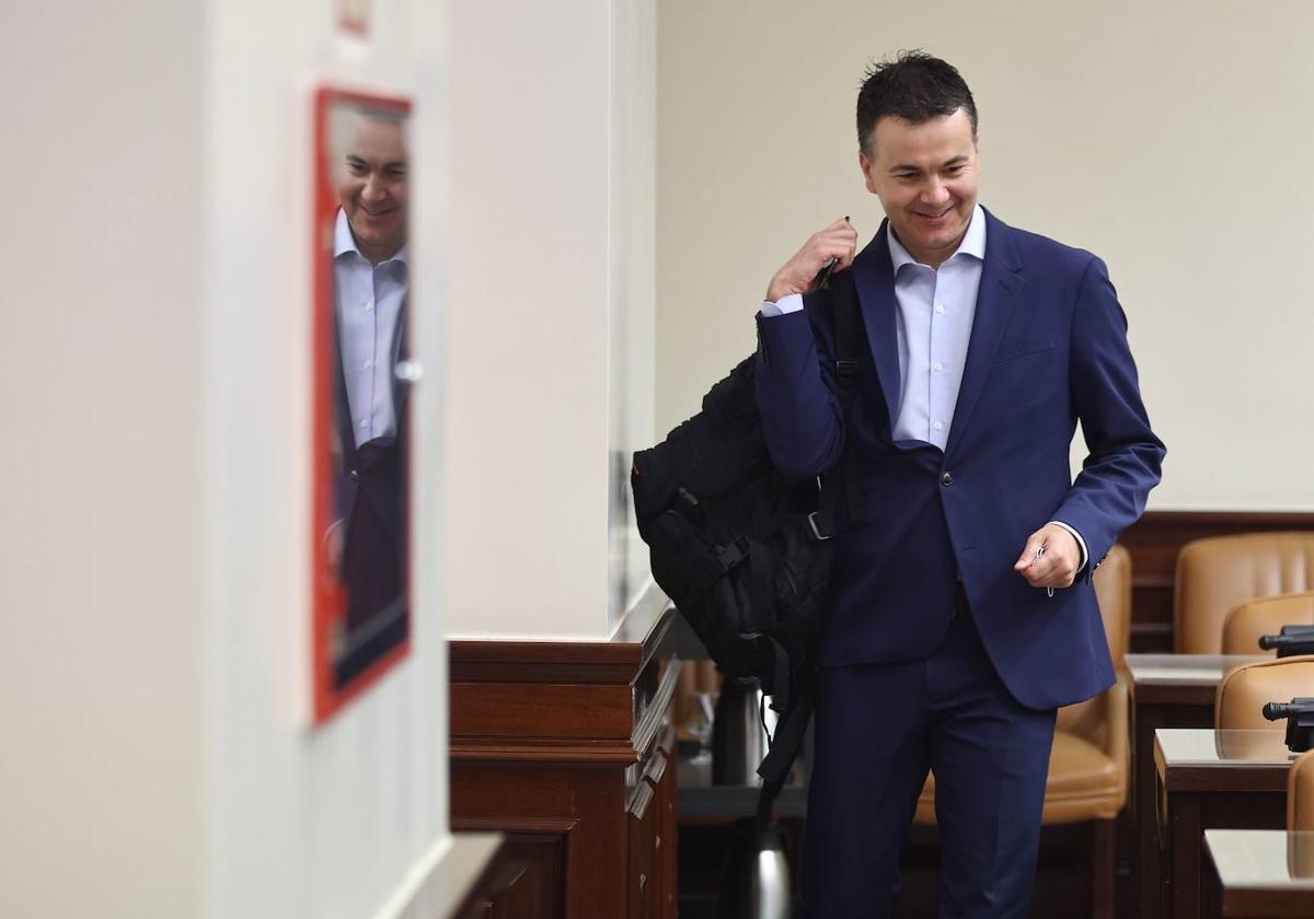 Héctor Gómez, en el Congreso antes de una sesión de la Comisión Constitucional.