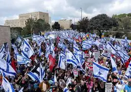La protesta masiva y la división del Ejército fuerzan a Netanyahu a retrasar su reforma