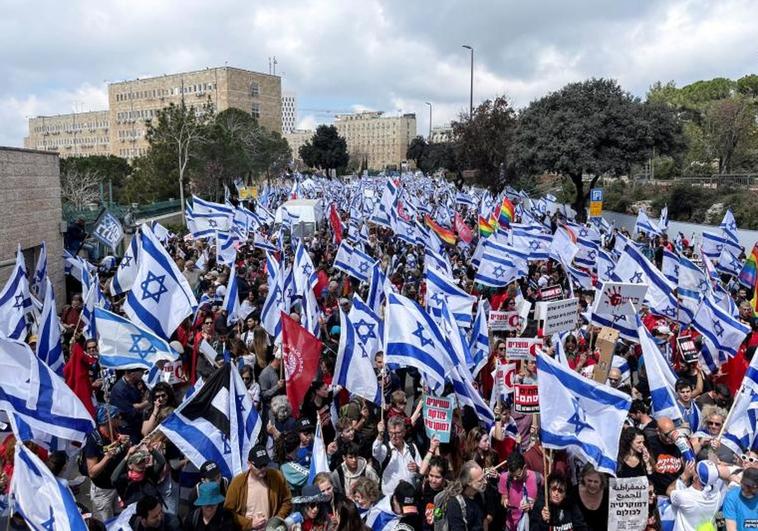 La protesta masiva y la división del Ejército fuerzan a Netanyahu a retrasar su reforma