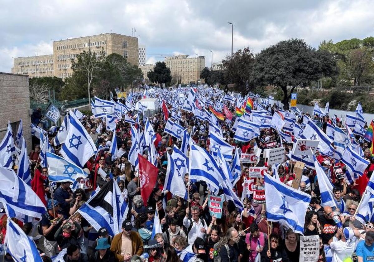 Multitudinaria concentración en las inmediaciones de la Corte Suprema de Jerusalén.