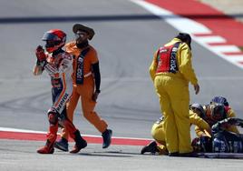 Marc Márquez hace un gesto de perdón tras arrollar a Oliveira en el Gran Premio de Portugal.