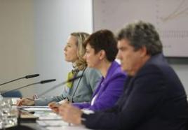 La ministra portavoz, Isabel Rodríguez, comparece este martes en la sala de prensa del Palacio de la Moncloa junto a la vicepresidenta primera, Nadia Calviño, y el ministro de Migraciones y Seguridad Social, José Luis Escrivá.