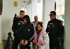 Los dos detenidos llegando a los juzgados de Don Benito para pasar a disposición judicial.