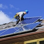 Instalación de paneles solares en una vivienda.