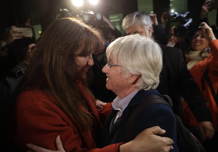 La exconsejera Clara Ponsatí (derecha) se abraza con la presidenta de Junts, Laura Borràs, este martes por la noche a la salida de los juzgados de Barcelona.