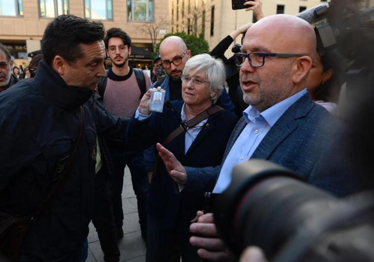 La eurodiputada Clara Ponsatí (centro) es detenida este martes en Barcelona por un mosso en presencia de su abogado.