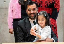 Humza Yousaf posa con su hija Amal tras ser elegido ministro principal de Escocia.