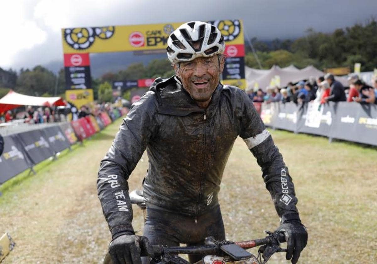 El exseleccionador nacional, Luis Enrique Martínez, tras cruzar la meta en una etapa de la Cape Epic de Sudáfrica.