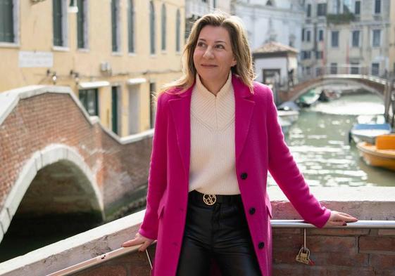 Eva García Sáenz de Urturi, en una parada de góndolas en Venecia.