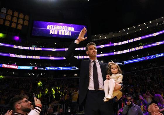 Pau Gasol, durante la histórica noche en la que Los Angeles Lakers retiraron su camiseta.