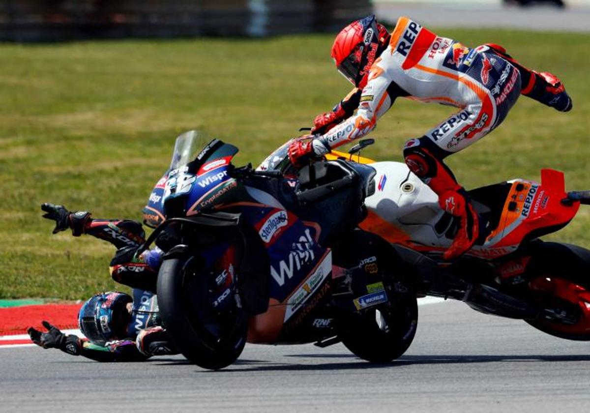 Marc Márquez embiste a Miguel Oliveira durante el GP de Portugal.