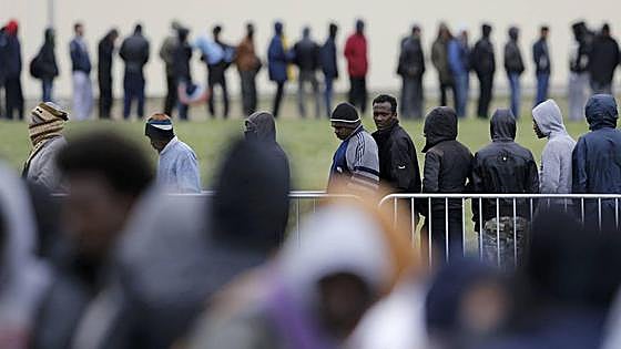 El Gobierno británico alojará a migrantes en bases militares en desuso