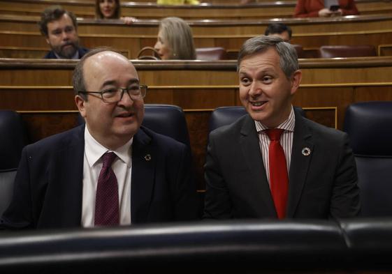 El ministro de Sanidad, José Manuel Miñones (dcha.), junto a Iceta.