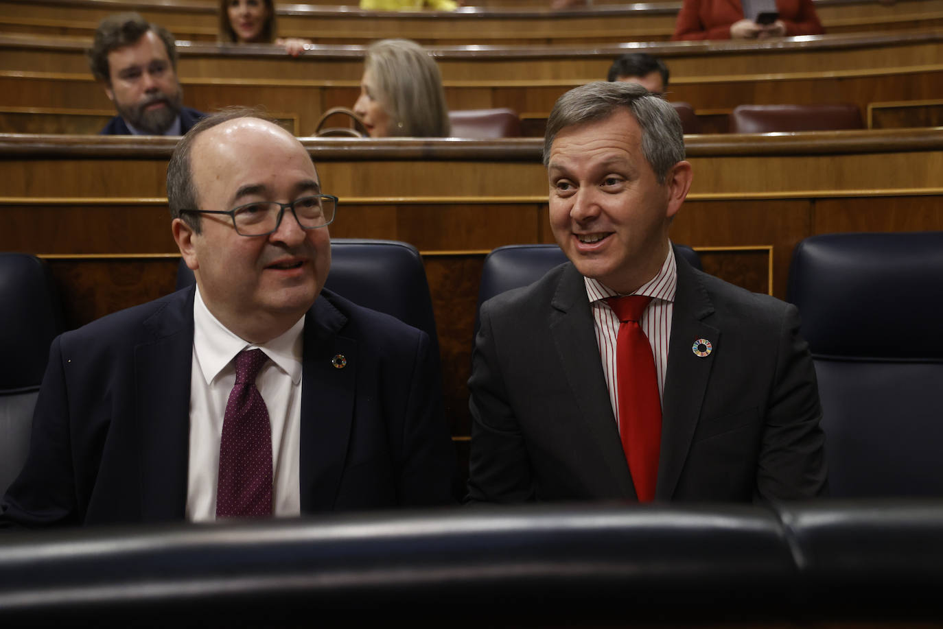 El ministro de Sanidad, José Manuel Miñones (dcha.), junto a Iceta.