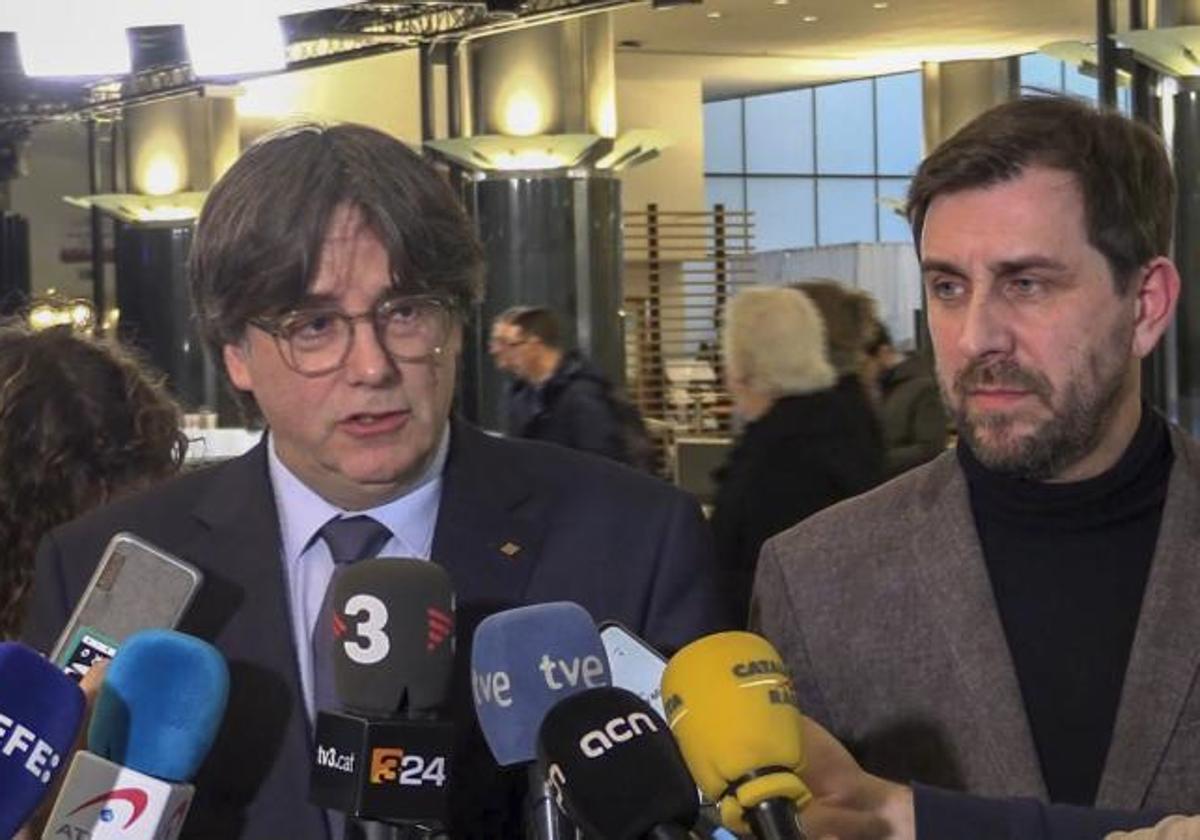 Carles Puigdemont, acompañado del exconseller y eurodiputado Antoni Comín