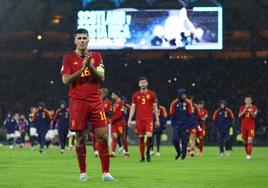 Los futbolistas de la selección española, con Rodri al frente, cariacontecidos tras la derrota en Hampden Park.