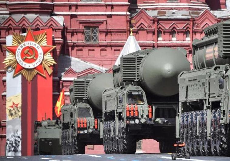 Varios lanzadores de misiles nucleares desfilan el año pasado por la Plaza Roja de Moscú durante el Día de la Victoria.