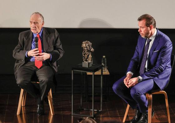 Fernando Méndez-Leite, junto a Óscar Puente.