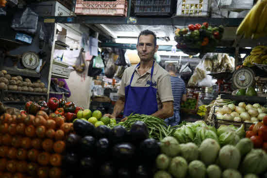 Un comercio de fruta y verdura.