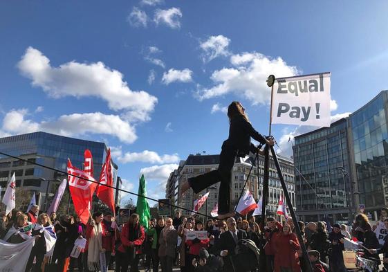 Protesta de sindicatos contra la brecha salarial en Bruselas.