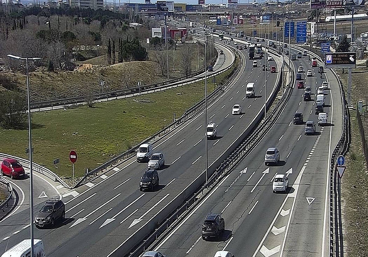 Se implantarán medidas de ordenación y regulación del tráfico, como la instalación de carriles reversibles que faciliten la circulación de entrada o de salida de los núcleos urbanos