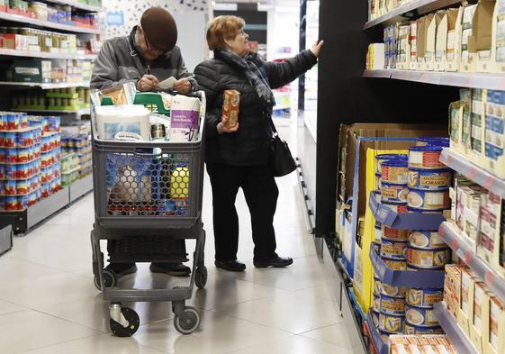 La inflación cae al 3,3% al compararla con los precios récord de hace un año